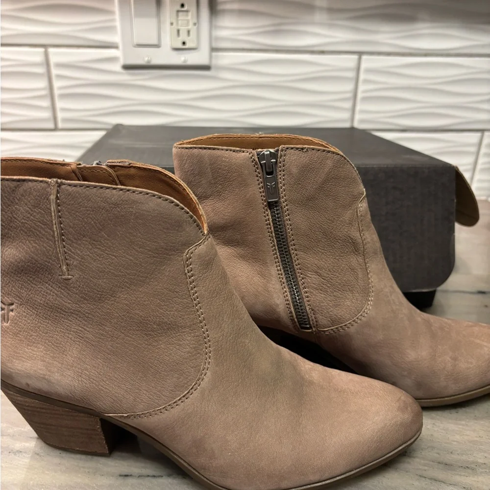 Frye Tan Heeled Boots with Western Silhouette - Picture 5 of 7